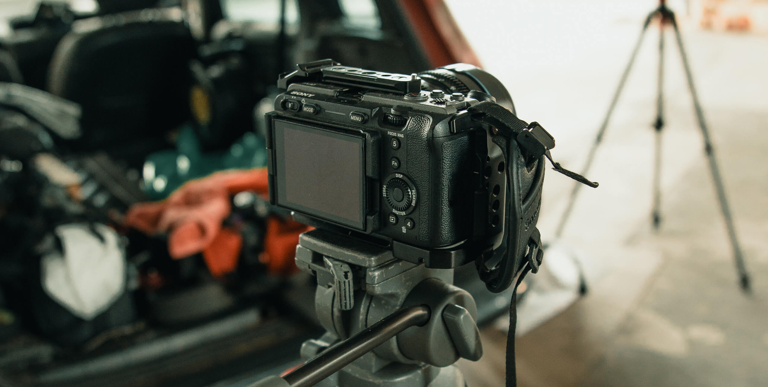 Photo d'une camera sur son trépied